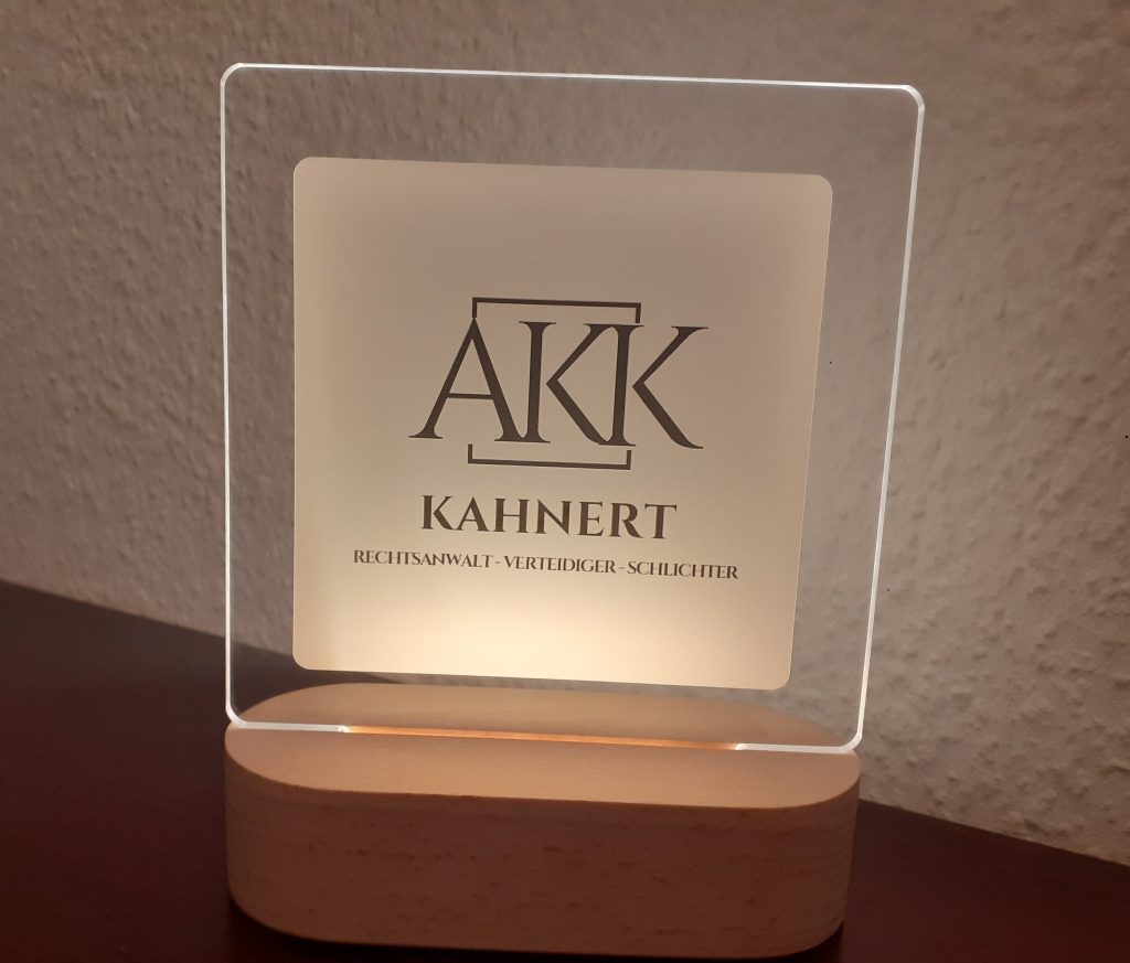 Tischlampe mit leuchtem Bild auf dem AKK steht